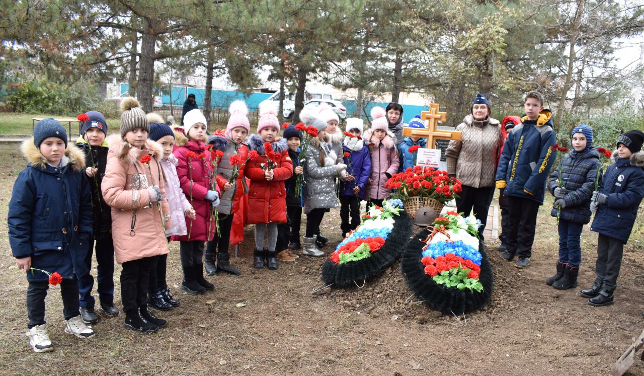 Погода село азовское. Пешково школа. Солдаты жители Азовского района. Праздник Победы в Пешково. Ростовская область Азовский район село Пешково школа.